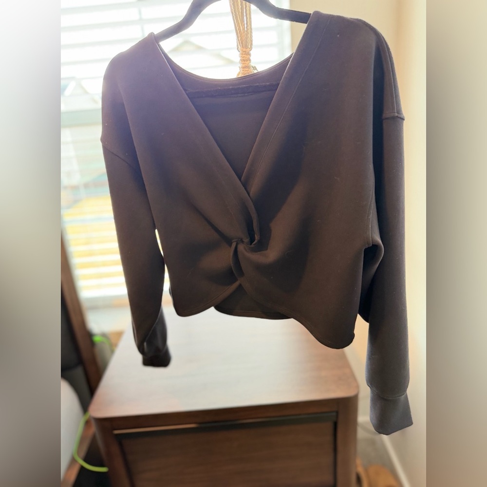 Lululemon Twist Back-to-Front Pullover - Picture 4 of 9